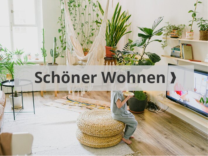 schöner wohnen, stilvoll eingerichtetes Wohnzimmer Kind vorm Fernseher